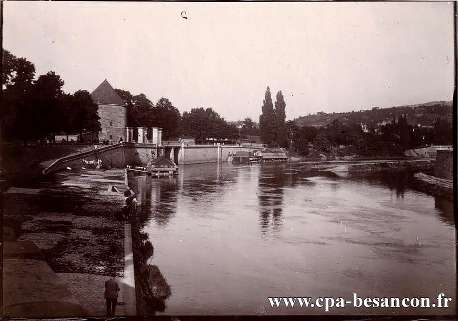 BESANÇON - Quai de Strasbourg et tour de la Pelotte